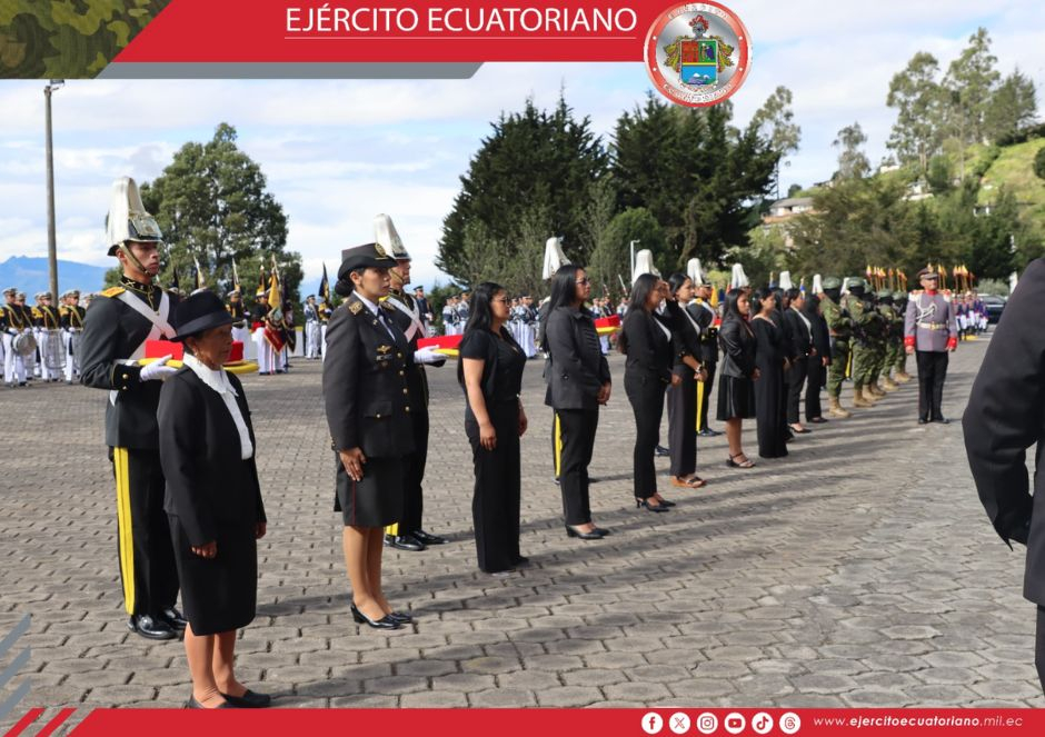 Se rindió homenaje a 11 héroes caídos con condecoración póstuma en la ceremonia del 24 de Mayo