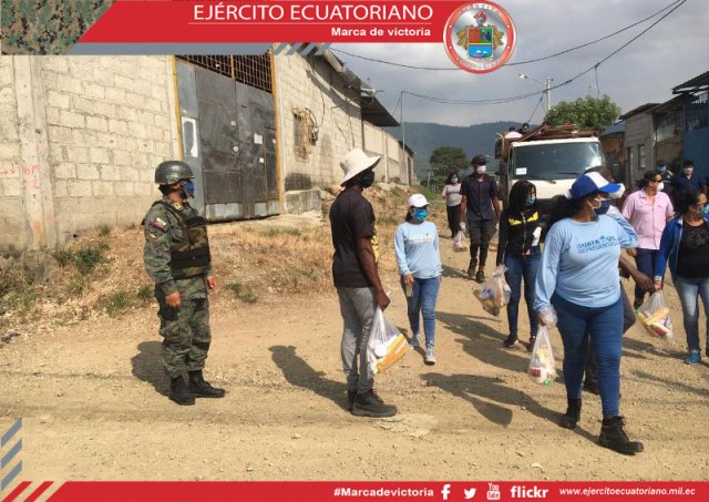 Fuerzas Armadas ayudan en la entrega de kits alimenticios a comunidades vulnerables del país