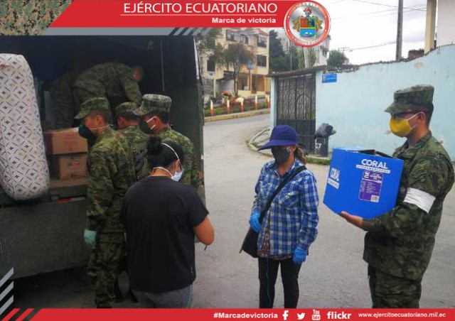 Acción solidaria de personal de Fuerzas Armadas en Loja