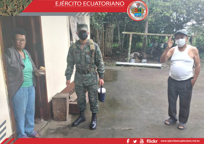 Militares colaboran en el proceso de fumigación y abatización