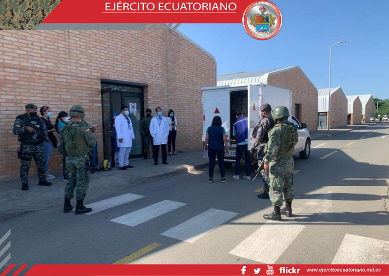 Militares custodian vacunas para el COVID-19  en la provincia de El Oro