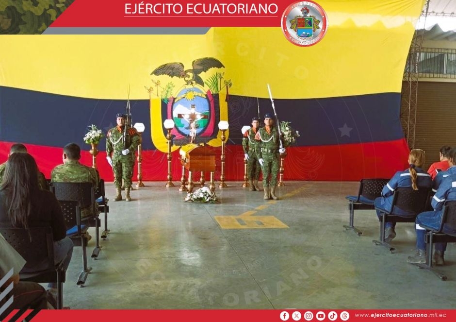 Personal militar rinde honores fúnebres a subteniente fallecido durante operación militar