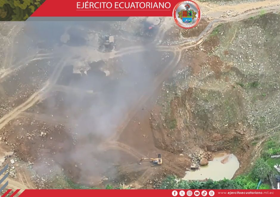Ejército inhabilita maquinaria para minería ilegal en Camilo Ponce Enríquez