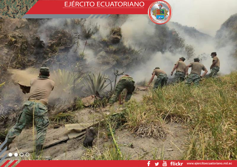 Personal de la Brigada Galápagos colabora en mitigación de incendio en Ambato