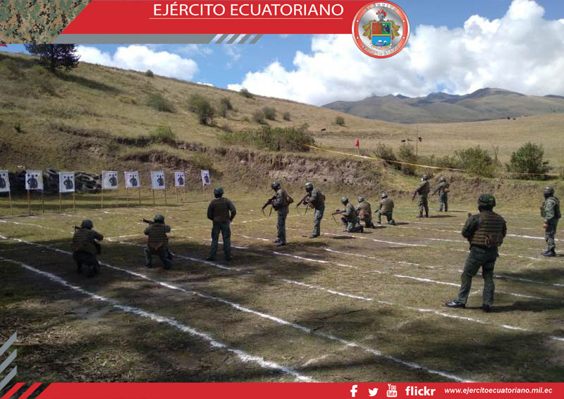 Personal militar en Machachi recibe instrucción de técnicas de tiro