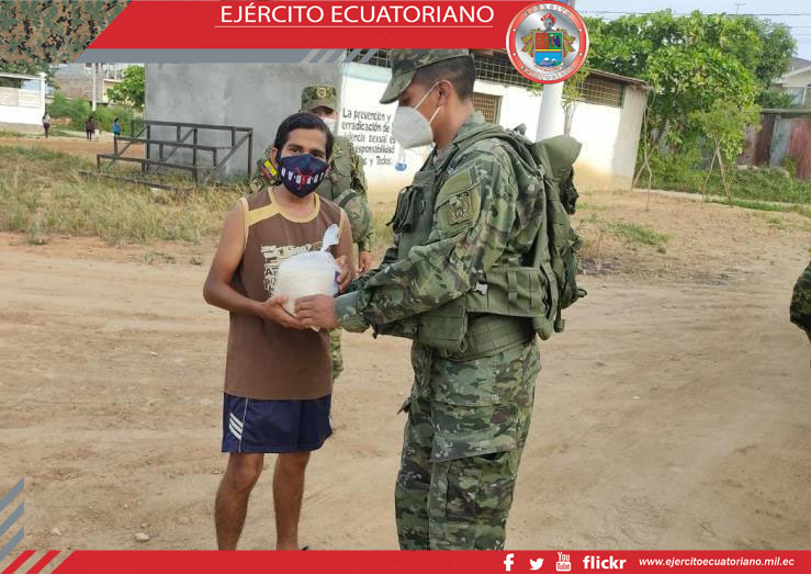 Brigada El Oro apoya en la entrega de raciones alimenticias en Machala