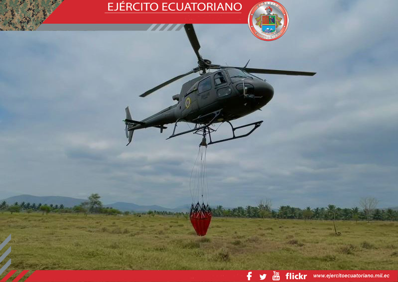 Militares se entrenan en el uso del Bambi Bucket