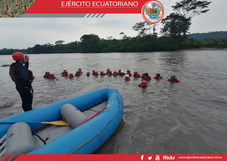 Miembros del Cuerpo de Bomberos de Quito se entrenan en la Escuela de Iwias del Ejército