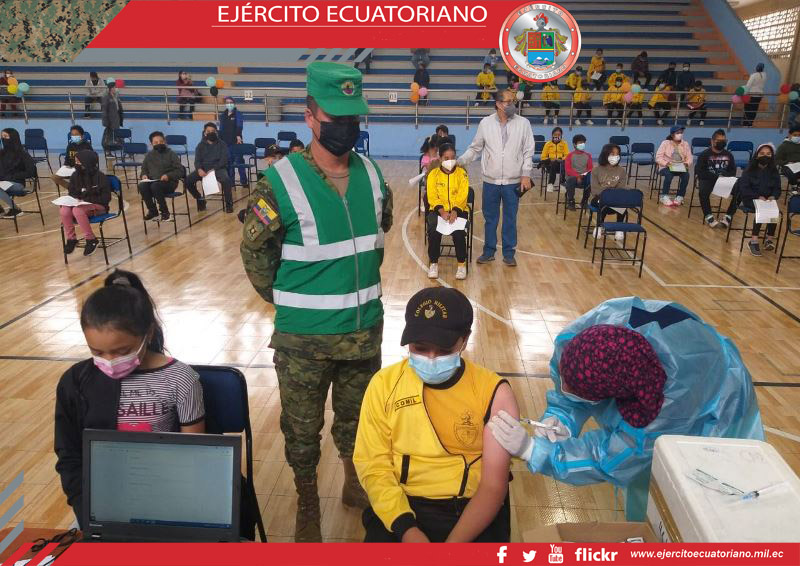 Estudiantes de colegios militares reciben vacuna contra el COVID-19