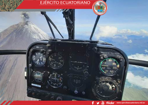 Aviación del Ejército realiza sobrevuelo con el SNGRE para monitorear al volcán Sangay
