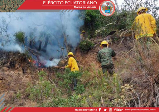 Militares apagan incendio en la provincia del Azuay
