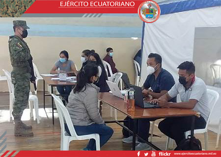 Personal militar contribuye con el Plan de Vacunación 9/100 en Loja