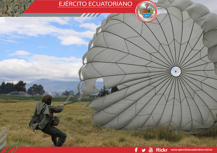 Personal del GEO realiza entrenamiento de paracaidismo