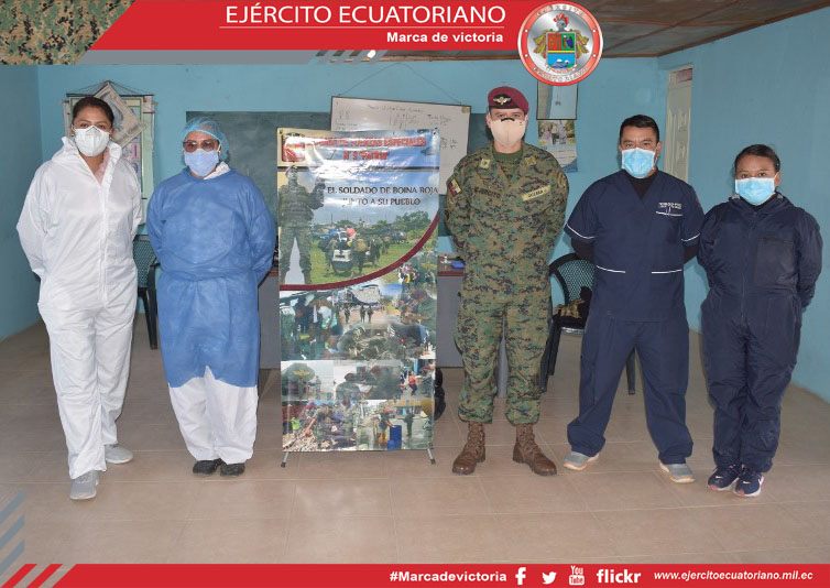 Soldados paracaidistas realizan acción cívica para conmemorar su día clásico