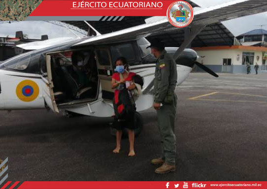 Militares evacúan a niños para que reciban atención médica oportuna