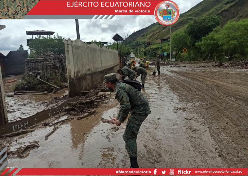 Personal del Ejército apoya a población por deslave