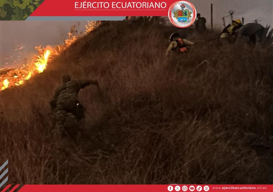 Militares apoyan a combatir el fuego en San Pedro de Vilcabamba