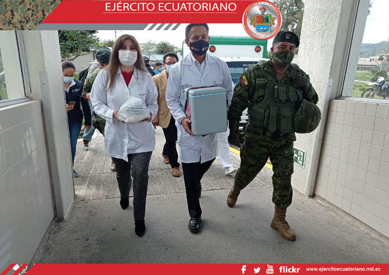 Personal militar brinda seguridad en jornada de vacunación de COVID-19 en Guaranda