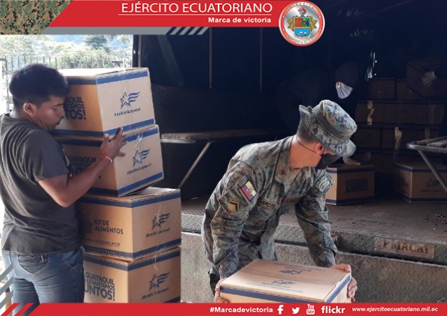 Soldados distribuyen kits alimenticios en el cantón Gualaquiza
