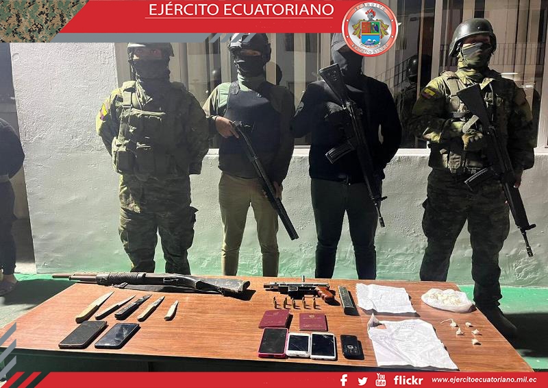 Cinco ciudadanos con una subametralladora y municiones fueron aprehendidos en Cayambe