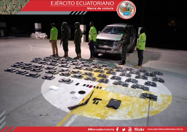 En operación de control militares encuentran sustancias y armamento en Sucumbíos
