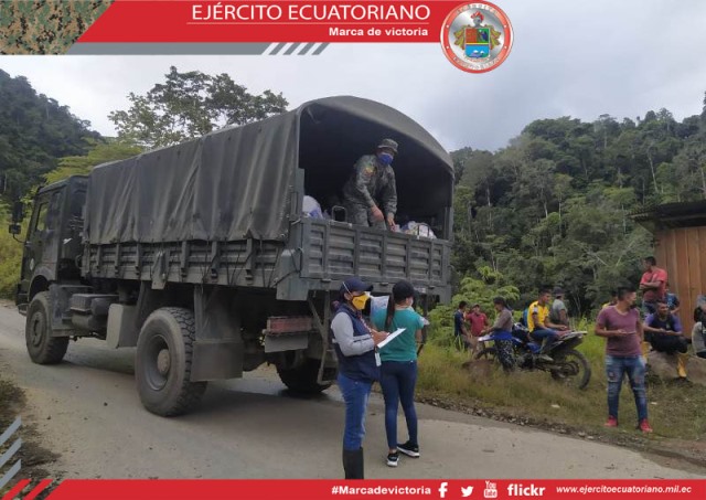 Militares entregan alimentos en las comunidades de la Amazonía
