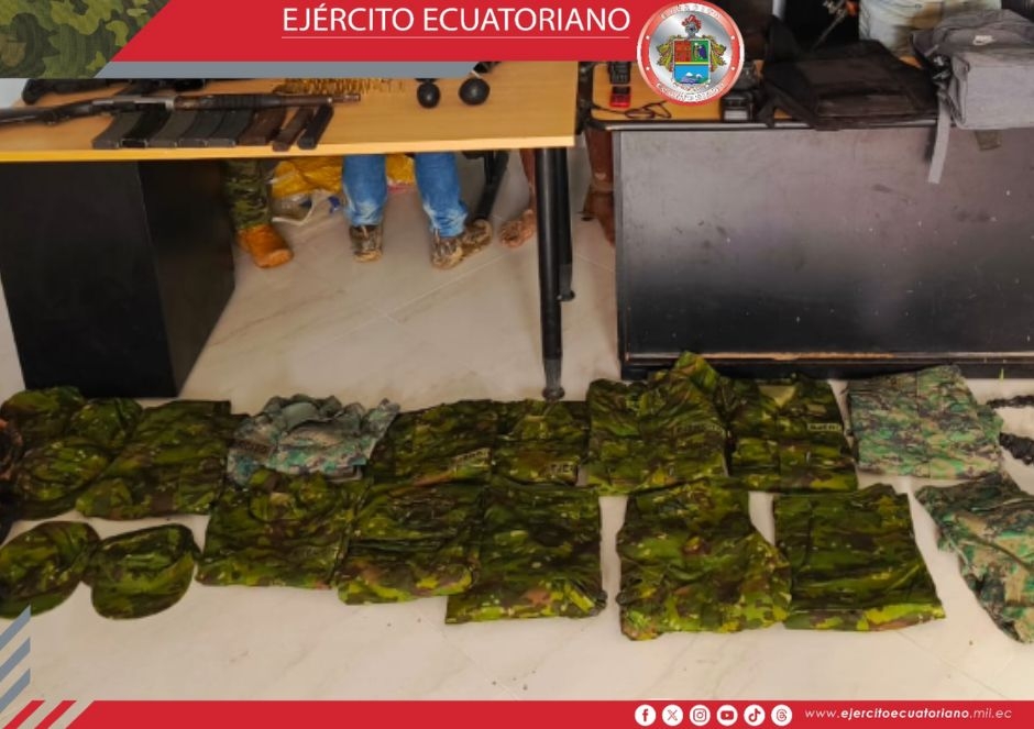 En Esmeraldas soldados decomisan armamento y uniformes militares
