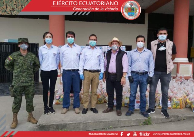 Personal militar de Zamora Chinchipe apoya en la entrega de kits alimenticios