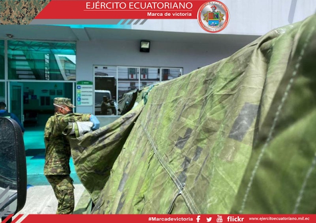 En Loja FF.AA. instalan carpas en los exteriores del Centro Clínico Quirúrgico Ambulatorio Hospital del Día