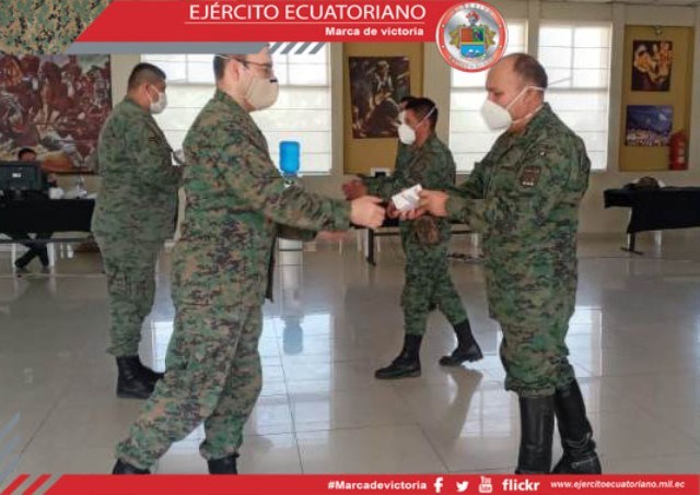 Personal militar recibe multivitamínico BIRM