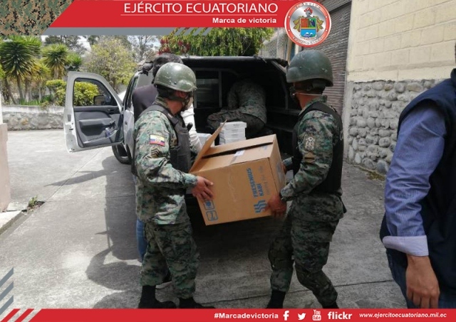 En Azuay personal militar apoya a Ministerio de Salud Pública en plan de requisición de medicamentos