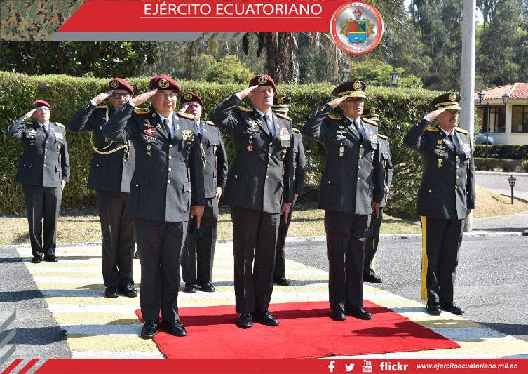 Reconocimiento profesional a excomandantes generales