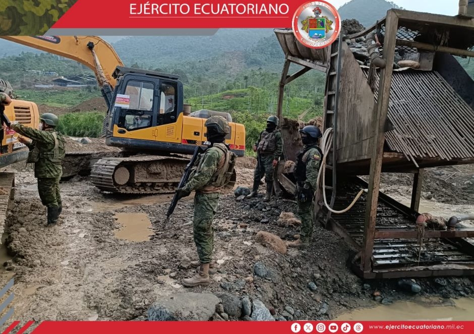 Soldados realizan operaciones militares contra la minería ilegal en Camilo Ponce Enríquez