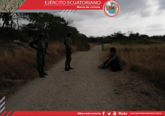 Personal del Ejército Ecuatoriano detiene a ciudadanos con dinero en la frontera sur