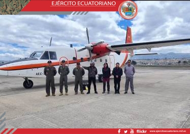 Pilotos del Ejército realizan sobrevuelo en el volcán Cotopaxi
