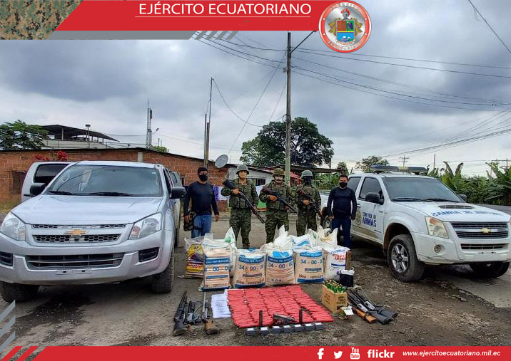 Personal militar decomisan armas, municiones y explosivos en Azuay