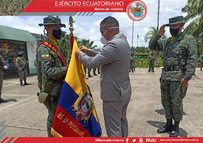 Gobernador de Sucumbíos condecoró estandarte del Batallón Putumayo