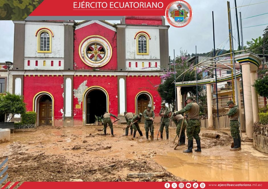 Personal militar realiza labores de limpieza tras el desastre natural que afectó a Loja