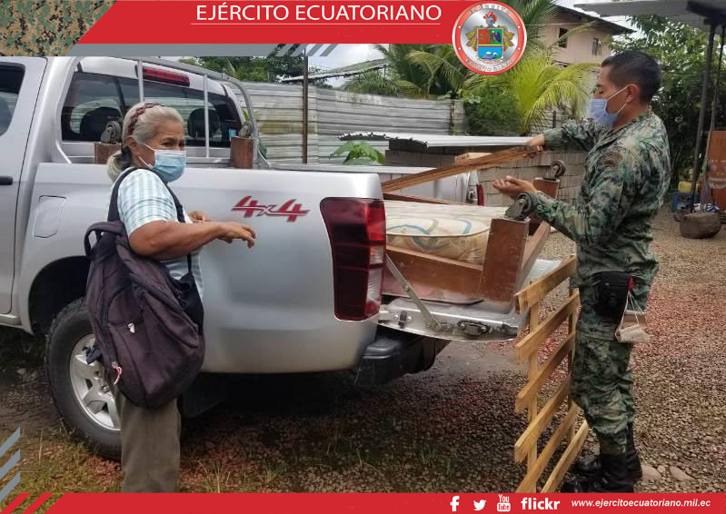 Manos solidarias de militares apoyan a mujer que perdió su vivienda en un incendio