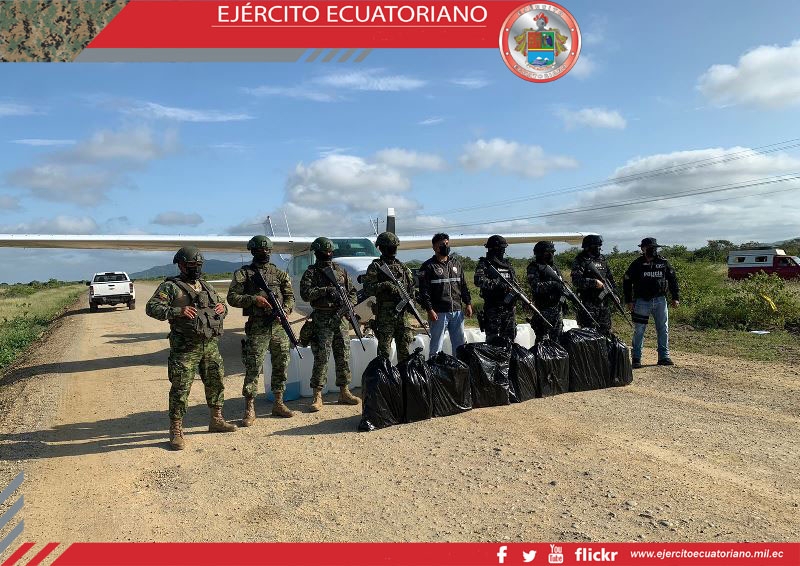Personal de FF. AA. incautó 222 paquetes de sustancias sujetas a fiscalización en una avioneta