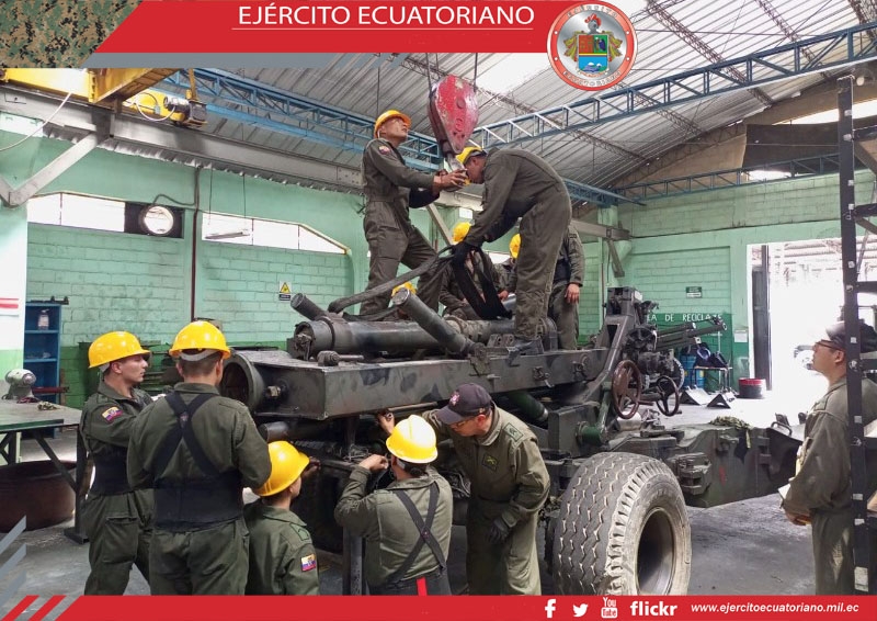 Alumnos del XII Curso de Mantenimiento de Artillería de Campo realizan prácticas de desmontaje de armamento.