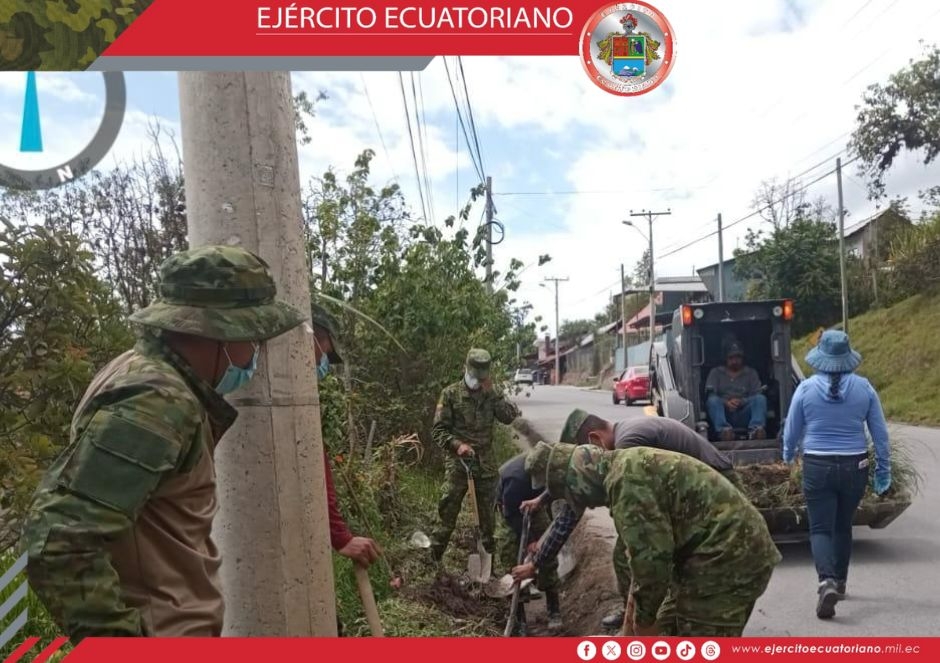 En Paute militares apoyan en la recuperación del medio ambiente