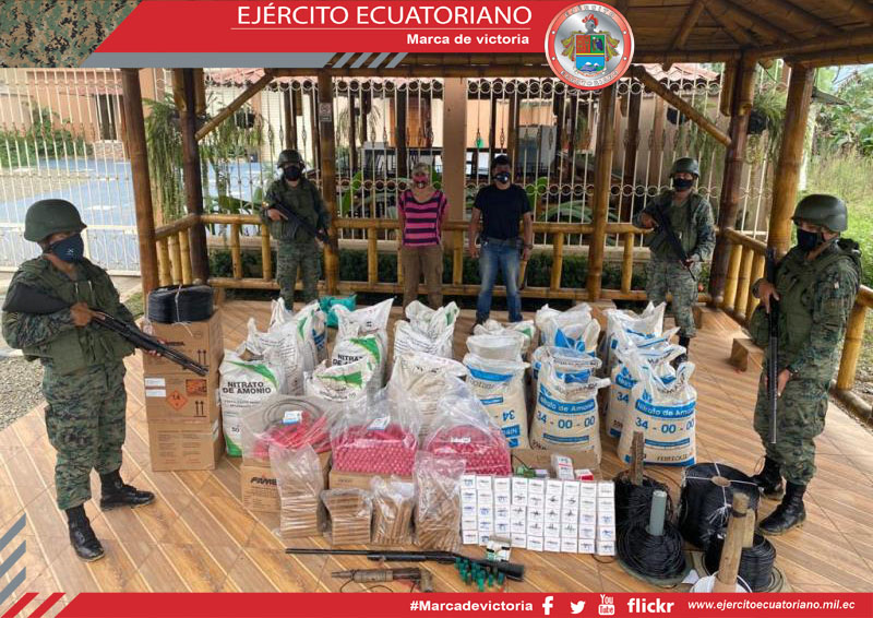 Se decomisaron armas, municiones y explosivos en áreas mineras de Azuay