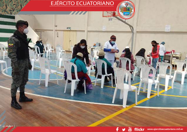 Personal militar brinda seguridad durante proceso de vacunación en la zona austral