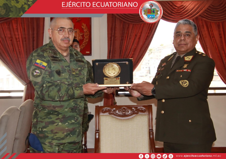 Comandante General del Ejército Ecuatoriano recibe visitas protocolar de delegación peruana