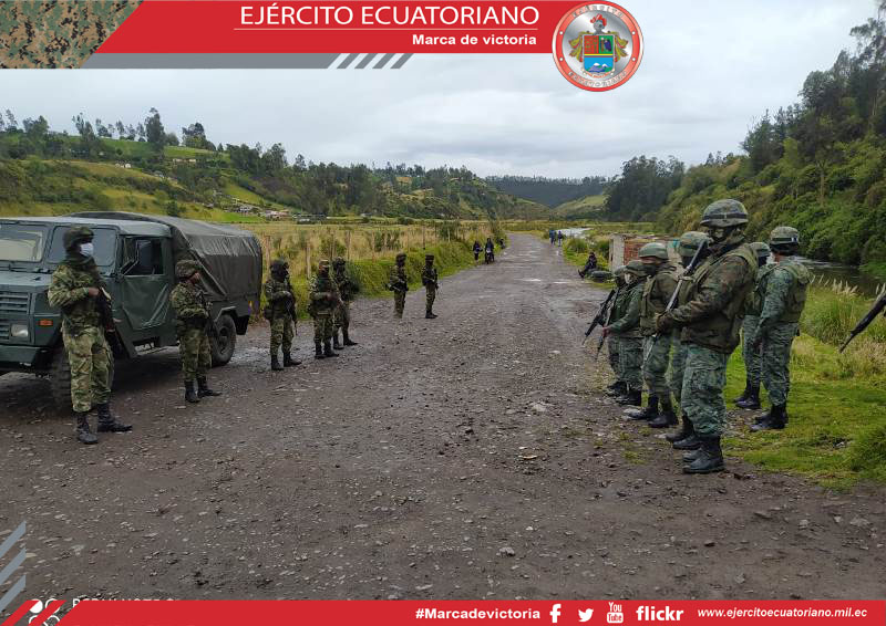 Militares de los ejércitos de Ecuador y Colombia patrullan el Límite Político Internacional