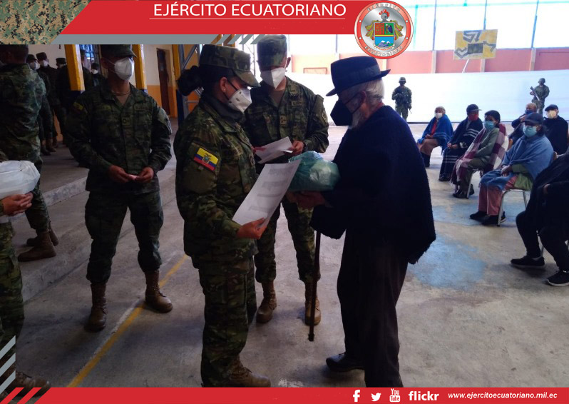 Cadetes de la Esmil realizaron acción cívica en el Carchi