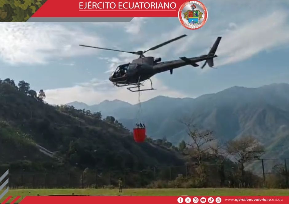 Aeronave del Ejército combate incendio forestal en Cuenca