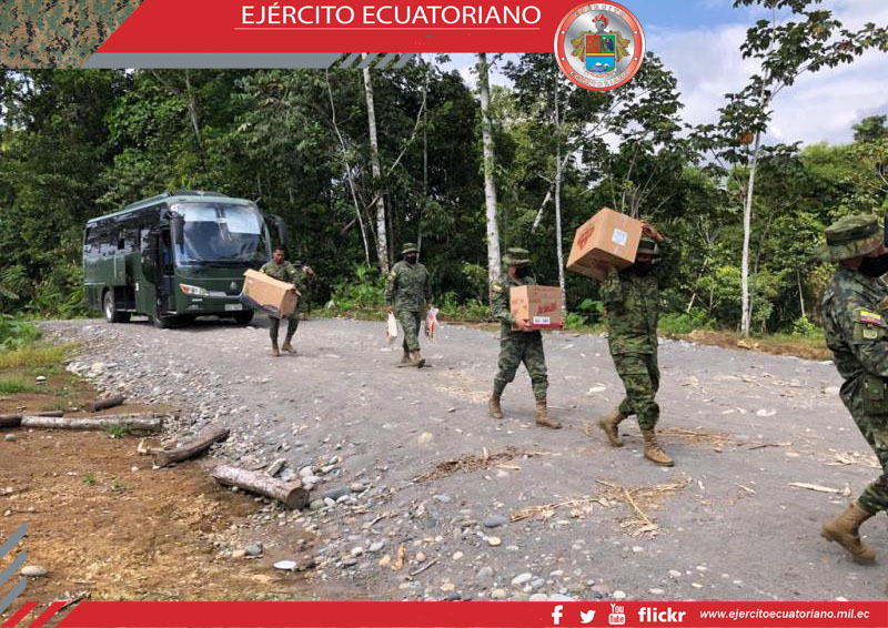 Soldados del Ejército Ecuatoriano demuestran su lado solidario y el apoyo brindado a la población