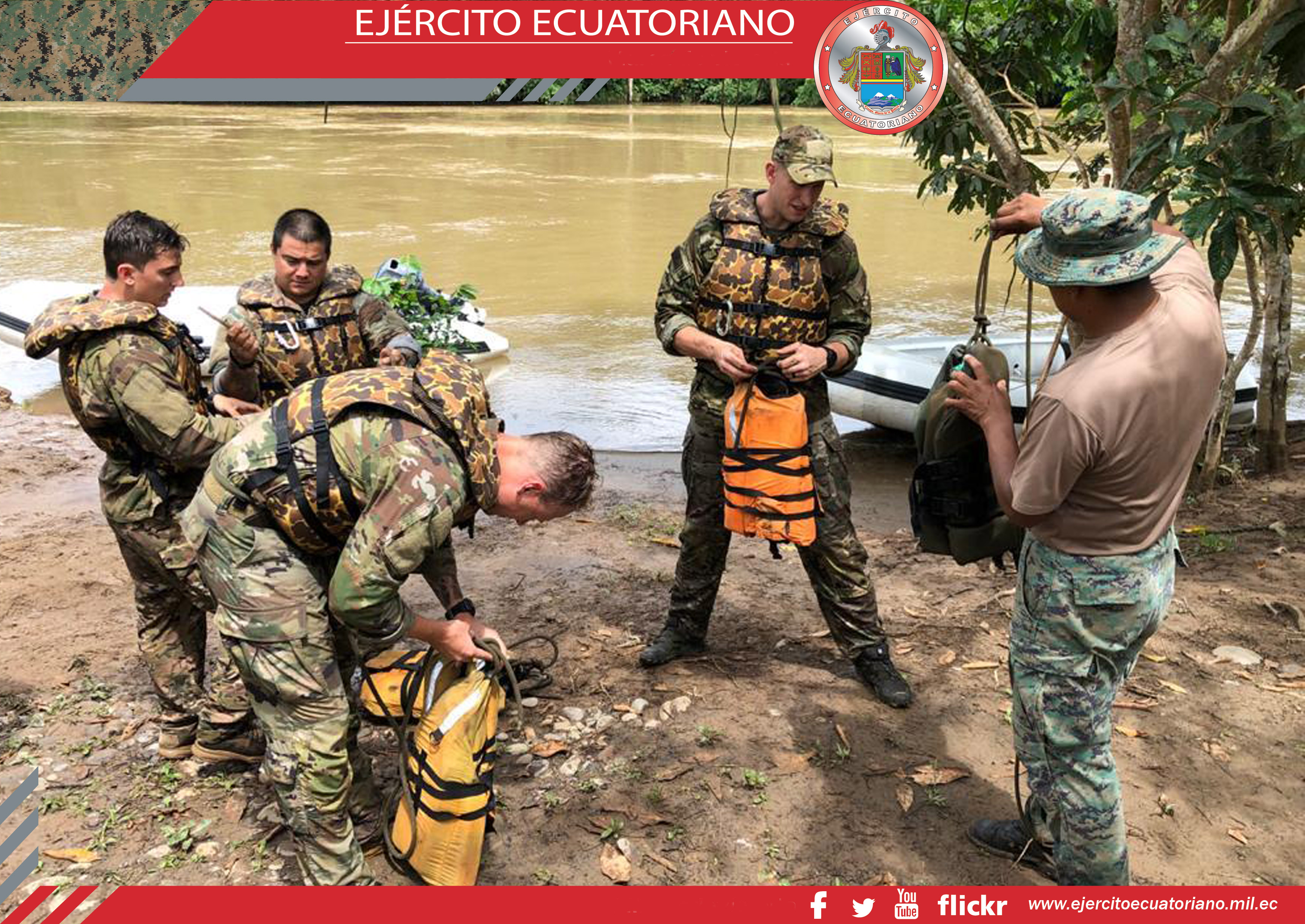 Soldados ecuatorianos y estadounidenses ejecutan navegación fluvial en el río Payamino